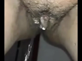 Bebendo xixi de uma amiga de funil