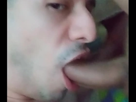 Le chupo la pija a mi vecino