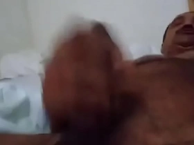 Ursão hetero gozando na punheta ii