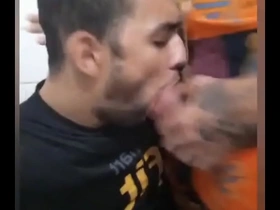 Macho estava no box do banheiro e me chamou pra mamar