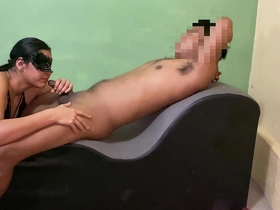 Le doy una mamada a mi vecino por ayudarme con el internet -submissiveadventures