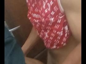 Dando pro boy escondido