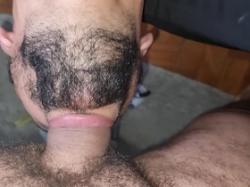 Machão gozando com pica atolada na garganta, que delicia