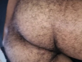 Meu primo chega em casa logo cedo batendo no meu bumbum