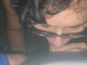 Pute étudiant suce un client dans la rue