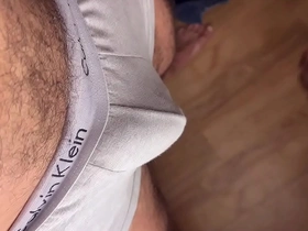 O macho sarado gozou e mijou na minha boca