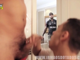 Sobrinho perdeu a virgindade com os dois tios