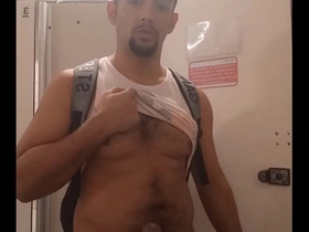 No banheiro do shopping querendo mamar uma pica - completo com o que aconteceu no red