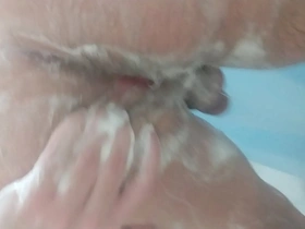 Uma safada que quer que alguém venha tirar o sabonete todinho