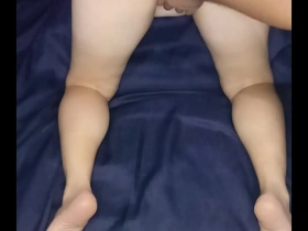 Recebi massagem no meu rabo e na minha bucetinha.