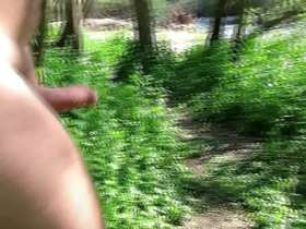 Balade nu dans la forêts au bord de l'eau et masturbation de sexe mou et belle érection.