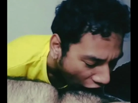 Disfrutando de la deliciosa verga de este macho peludo a mamadas.