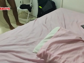 Jogador de futebol foi só tomar um banho na casa do prim.., mas acabou comendo o cú desse sarado tatuado que usa calcinha  l assista completo no red