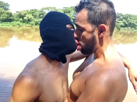 Pescador dotado foi me ensinar a nadar e me comeu com aquele vara imensa, que novinho gostoso - full red