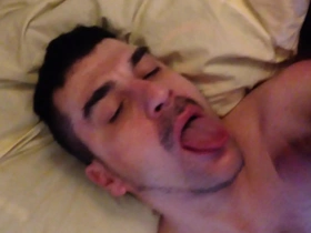 Sacha recoit du sperme dans sa petite bouche