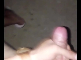 Vi a mi hermanastro en el baño y de solo imaginarmelo chupandomela me hace correrme
