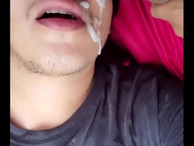 Mexicano haciendo cruising en el carro con su amigo