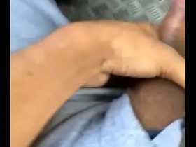 Bateu tesão dentro do ônibus