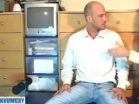 Dave a real str8-guy gets wanked his big dick by a gay guy in spite of him !