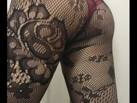 Exitante crossdress mostrando culito sexy  sólita en casa