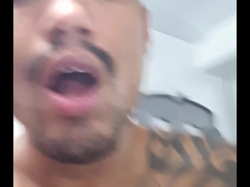 Tocando  uma no banheiro do busao assine marcelopauzao.com