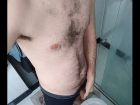 Peludo dando aquela mijada