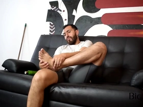 Chico accede a mostrar sus pies grande para bigabull