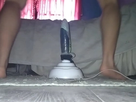 Me meto consolador giratorio (casero) hasta el fondo