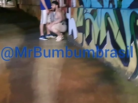 Chupando pau na rua ( completo no red e subscrição)