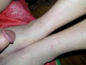 Milf takes cumshot on pretty feet