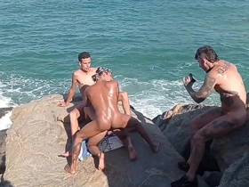 Levando leitada dos amigos na pedra da praia de abricó (completo no red)