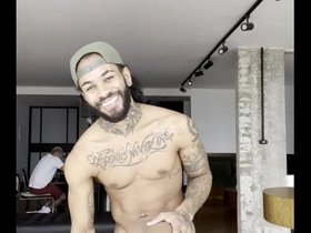 Mostrando o meu pau grande na frente do meu amigo