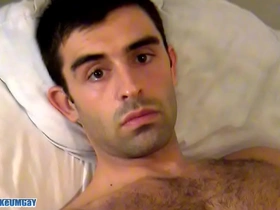 Delivery str8 guy touched by a gay in spite of himself