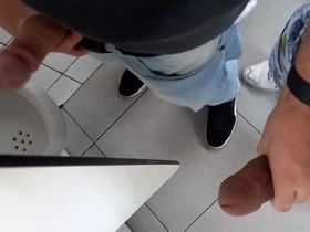 Entrei no banheiro macho ficou olhando logo pauzão ficou duro - full red