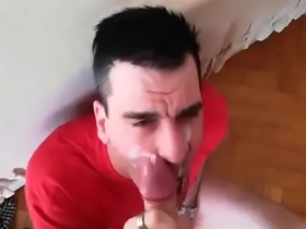 Sacha prend sa douche au sperme