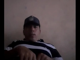 Sacando la verga de su boxer