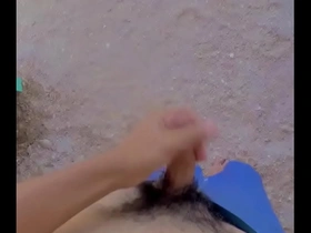 Me masturbo en la playa