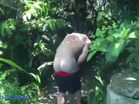 Fomos fazer uma trilha o tesão bateu e acabamos fudendo no meio do mato.