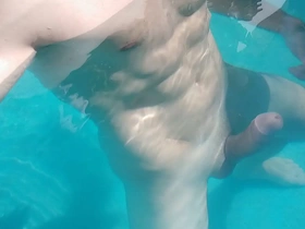 Ripped me jerking in the swimmingpool