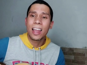 Garoto brasileiro se divertindo