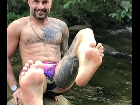 Conheça o paraíso do lutador de mma allan guerra gomes paraíso onde eu vivo de sunga pelado e muita chuva de prata ao ar livre com muita sensualidade e veja meus pés