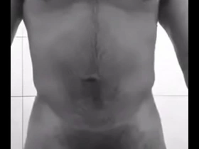 Mostrando o pau no banheiro