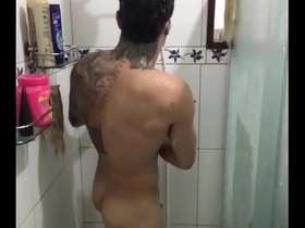 Tomando banho lutador de mma allan guerra gomes
