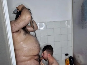 Divirtiéndonos en la ducha