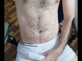 Peludo com mala pulsando dentro da cueca