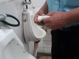 Espiando a madurito en el baño público