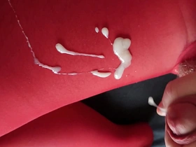 Nylonjunge wichst in der roten strumpfhose