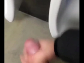 Paja en un baño publico