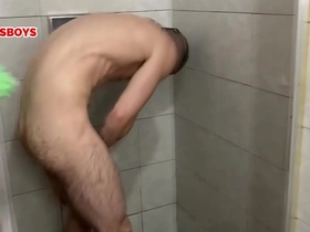 Garoto safadinho foi tomar banho na casa da amiga e acabou gozando gostoso - assista  completo no red