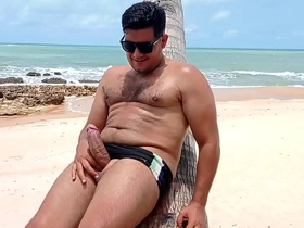 Yuri gaúcho se masturbando na praia de coqueirinho pb com banhistas na praia